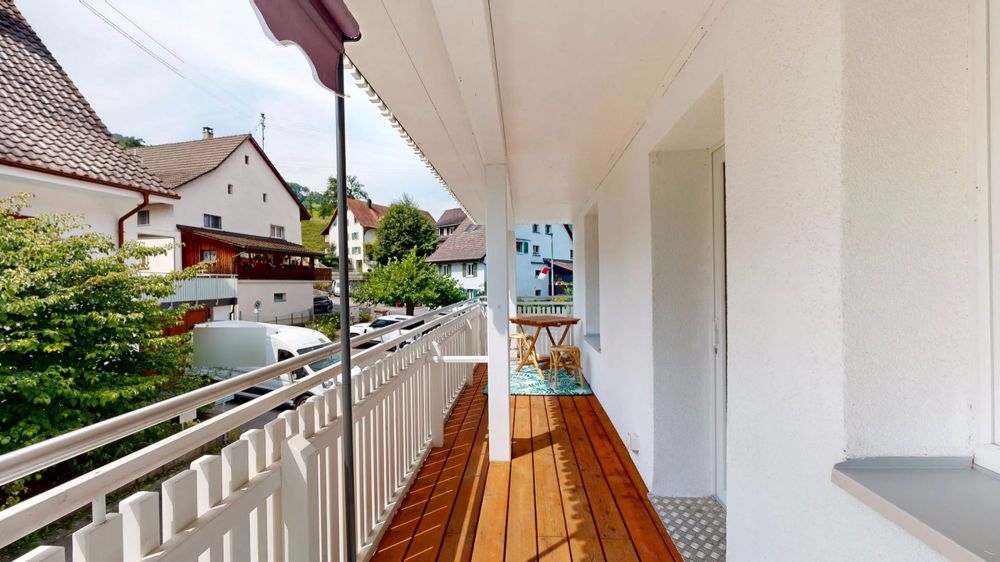 Moderne 3.5-Zimmer-Wohnung mit Balkon und Aussenparkplatz - Balkon