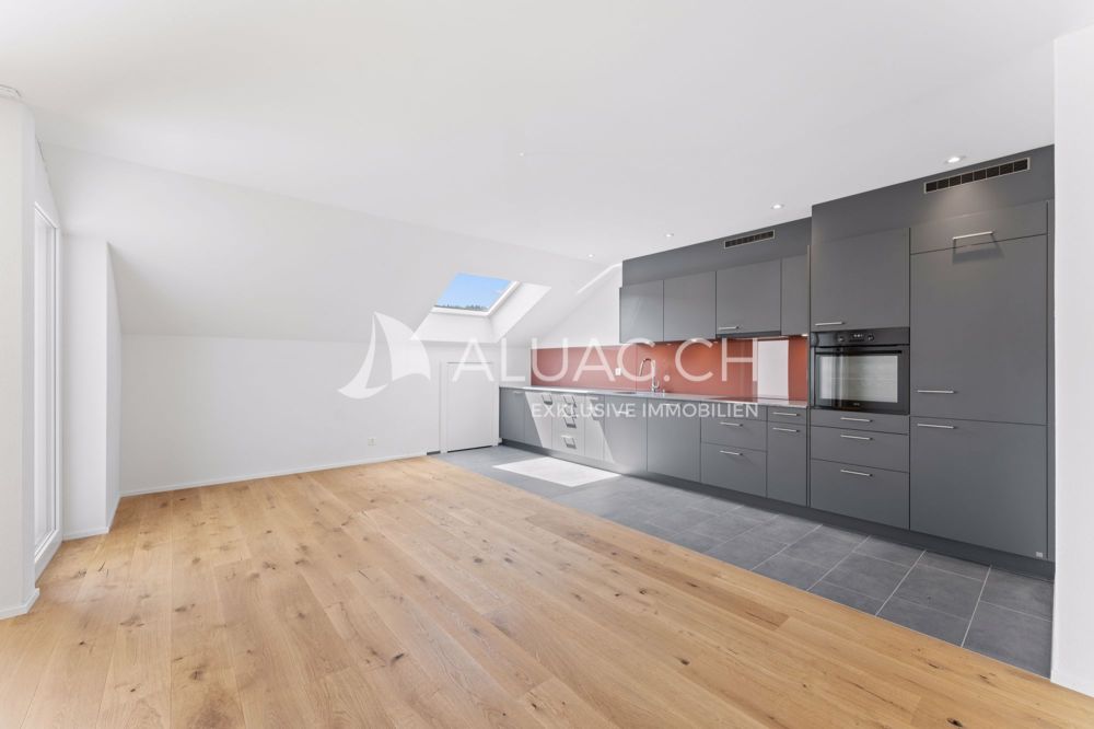 ELEGANTE 4.5 ZIMMER MIT NATURBLICK - Grosszügig gestaltete Küche mit viel Stauraum und Dachfenster