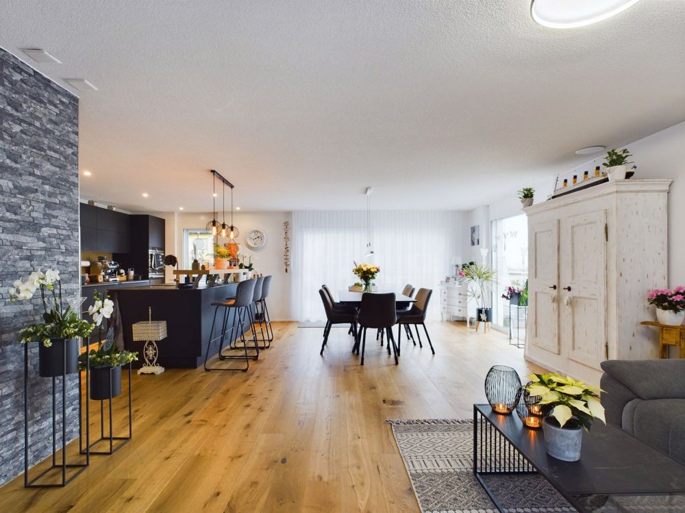 Neuwertige Attikawohnung mit 152 m² Terrasse, Privatlift und Whirlpool - Bild 2