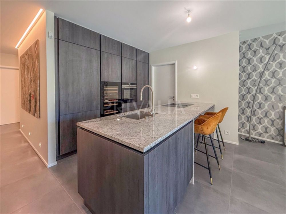 Elegante 5-Zimmer-Wohnung mit eigener Terrasse im Herzen von Chambésy - Bild 3