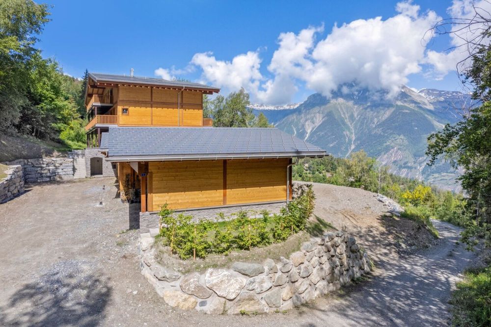 Appartement neuf avec vue imprenable sur la vallée du Rhône - Entrée du domaine / Eingang zum Anwesen / Estate entrance