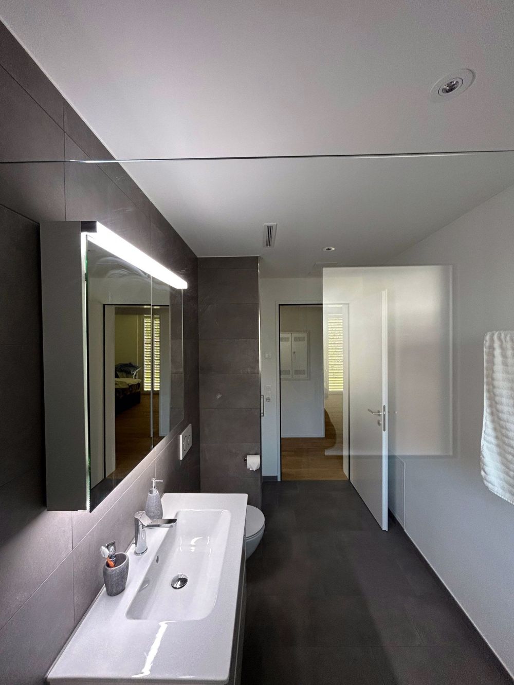 Moderne 2.5 Zimmer-Erdgeschosswohnung mit Garten - Bild 7