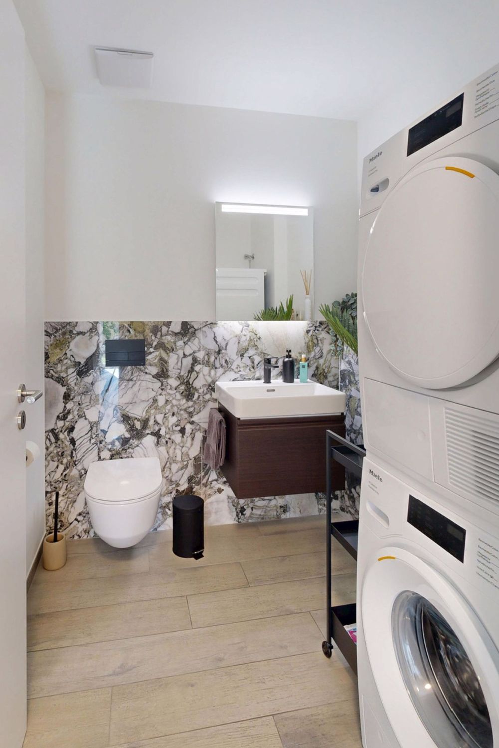 Moderne 3.5-Zimmer-Gartenwohnung mit Einstellhallenplatz - Gäste-WC