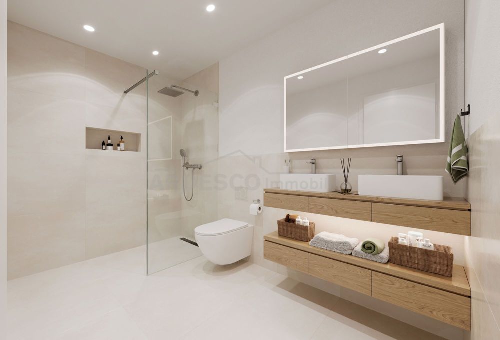 Projekt Weitblick - exklusives Wohnen mit Blick auf die Alpen! - Zeitloses Bad mit Walk-in-Dusche