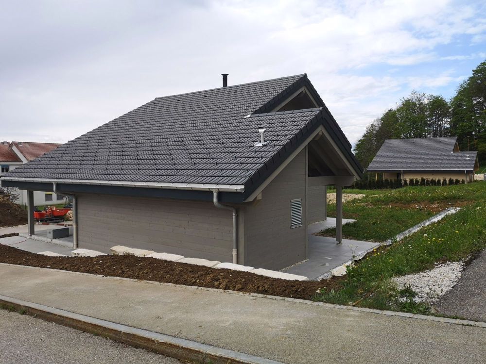 Maison moderne en madrier thermo-chauffé, avec garage, terrasse et jardin - Bild 4