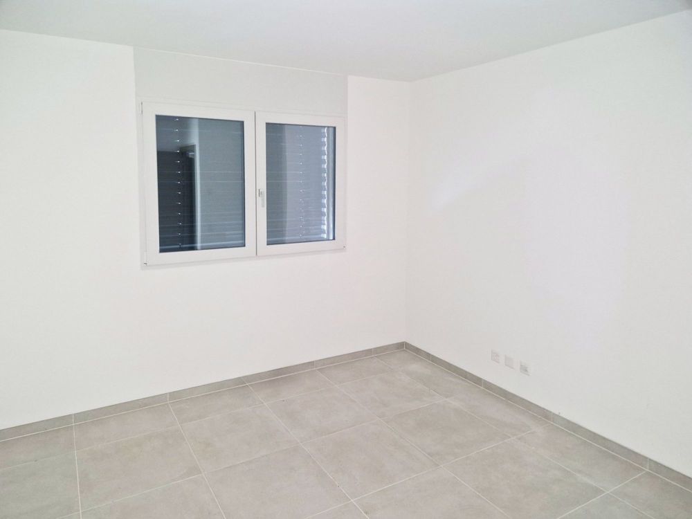 Neue moderne 3,5-Zimmer-Wohnung mit zwei überdachten Parkplätzen, sofort bezugsfertig. - Bild 6