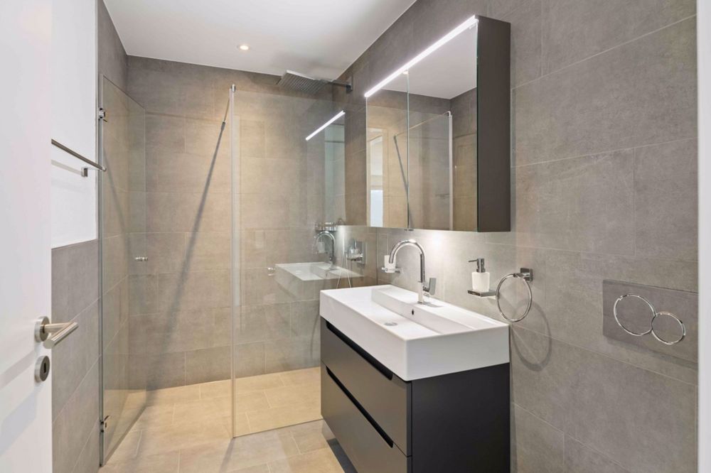 EXKLUSIVE ATTIKAWOHNUNG IN BADEN - NUR 30 MINUTEN BIS HB-ZÜRICH - 4.5_ZWG_Bahn_Dusche.jpeg