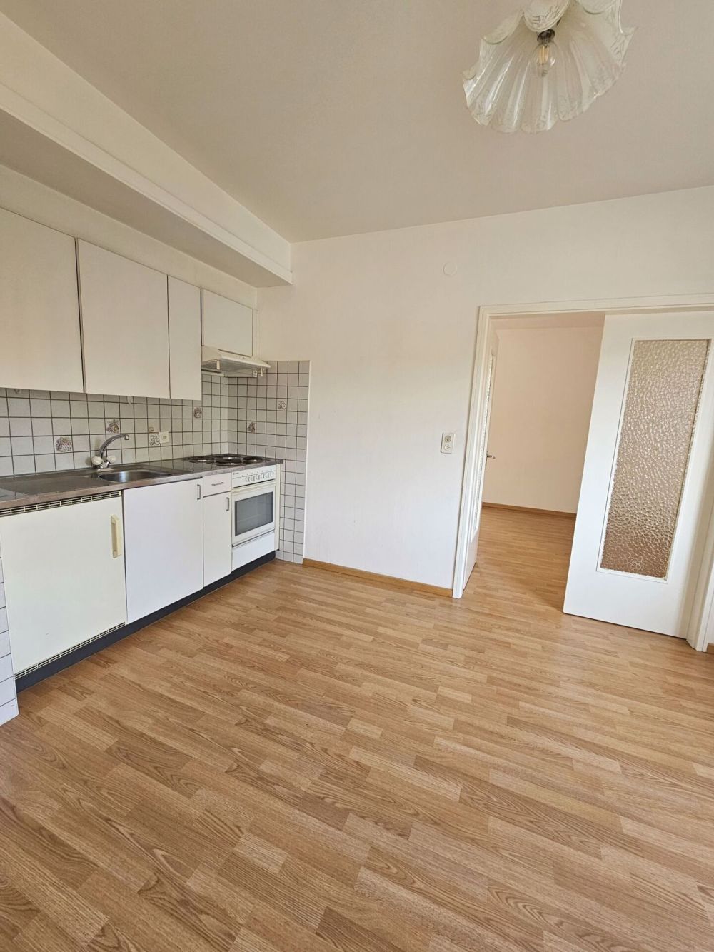 2.5 locali con balcone in posizione strategica - Bild 2
