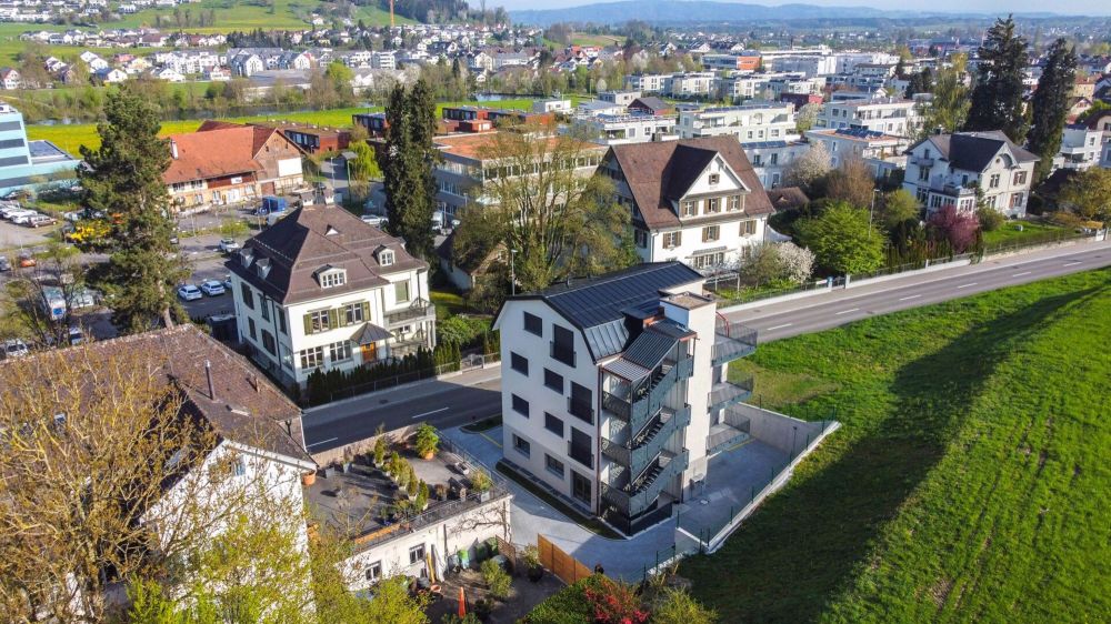 Schöne Neubau 3.5-Zimmer-Wohnung mit Balkon an zentraler Lage - Bild 2