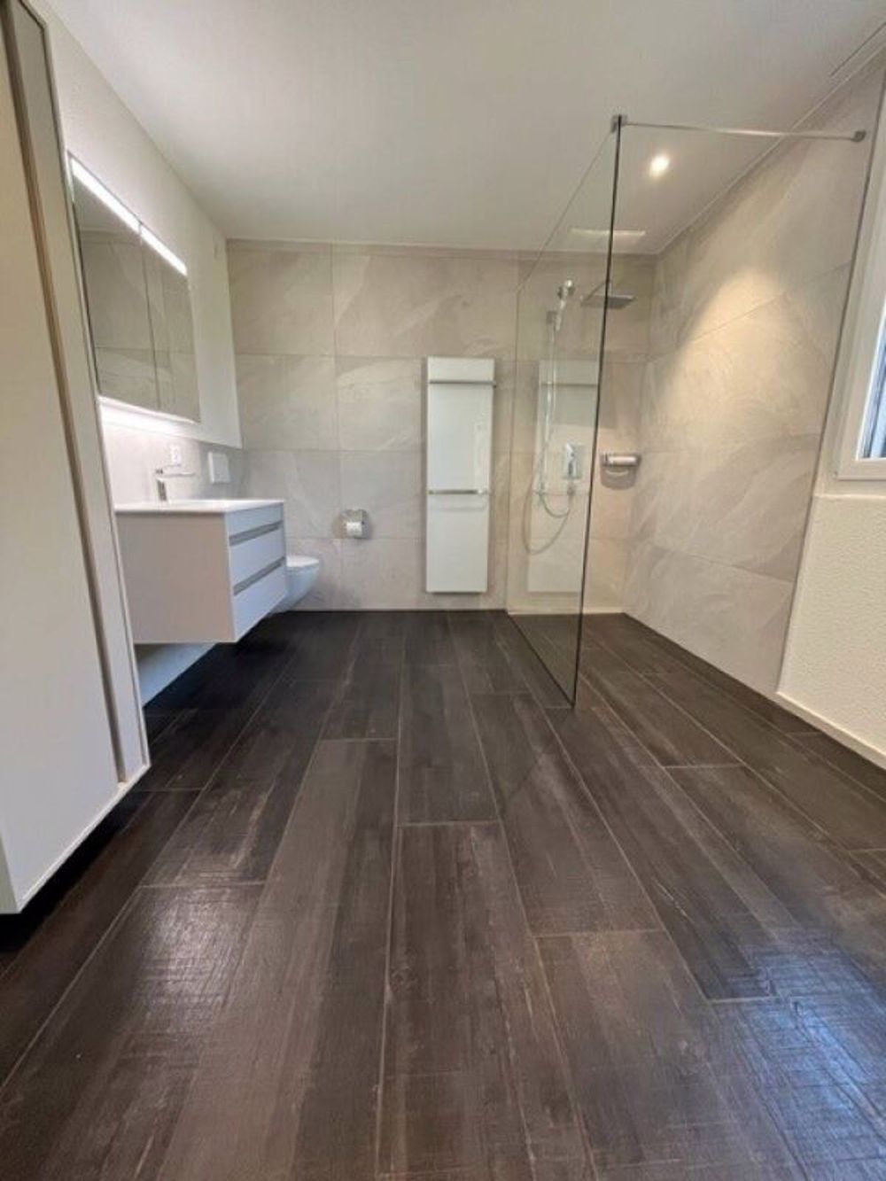 Moderne Wohnung aus dem Jahr 2023 - Bild 4