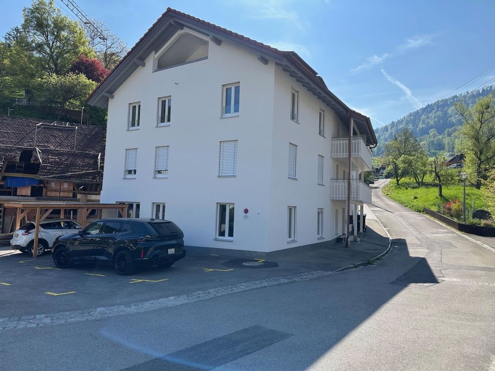Neuwertige 3.5-Zimmer-Wohnung mit Sitzplatz und Carport zu verkaufen - Bild 1