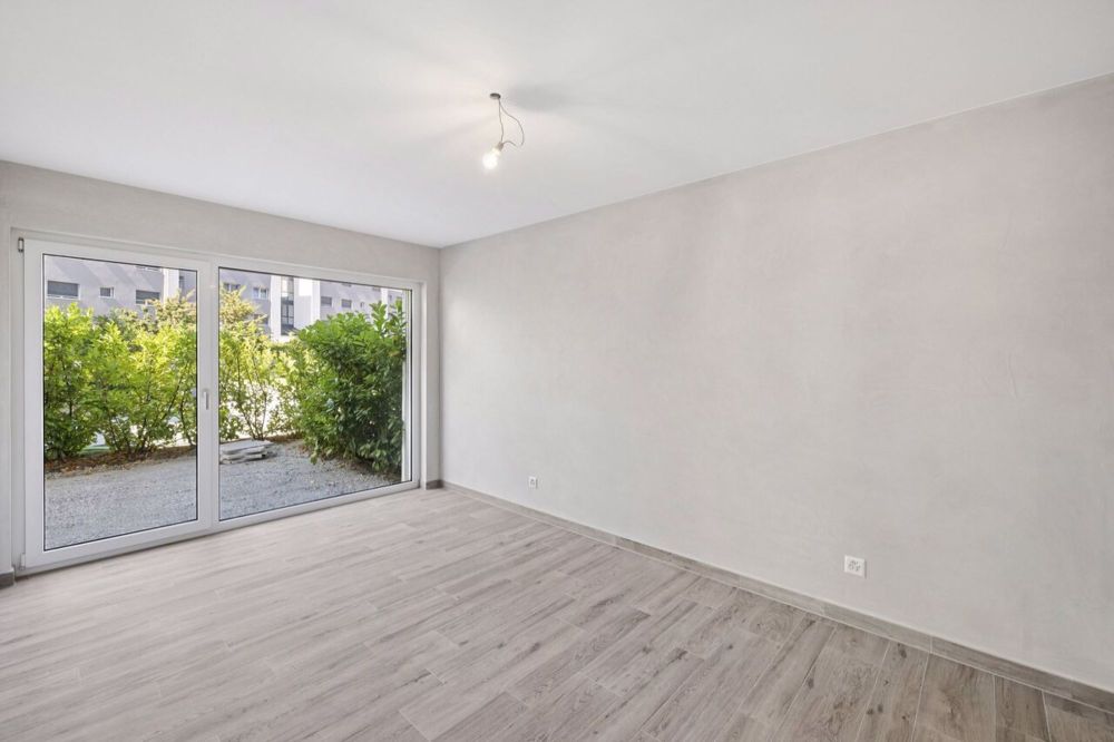 Appartement neuf de 2.5 pièces avec grand jardin et terrasses - Chambre avec terrasse / Zimmer mit Terrasse / Room with terrace