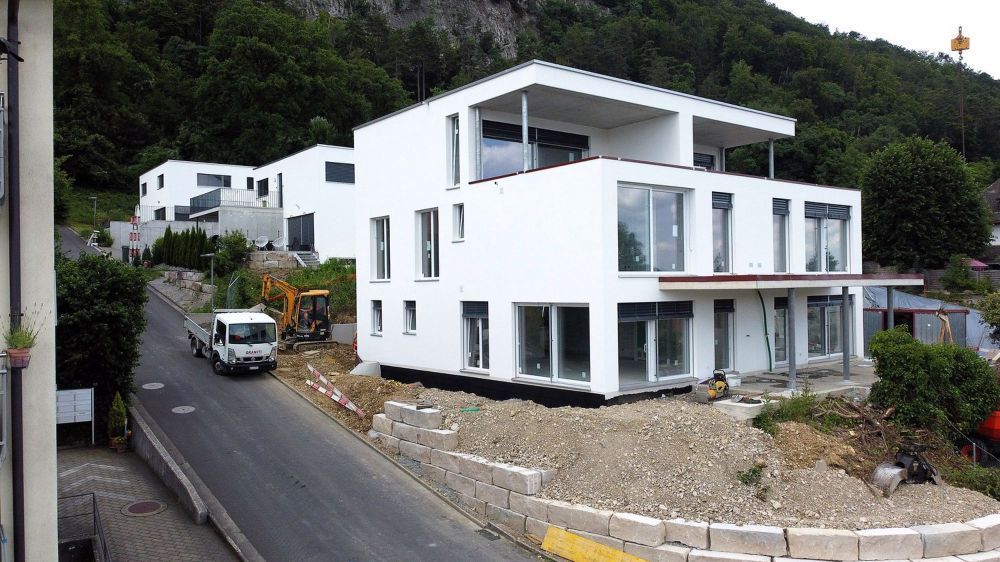 Hochklassige Triplex-Doppelhaushälfte mit Terrasse und Garage - Bild 1