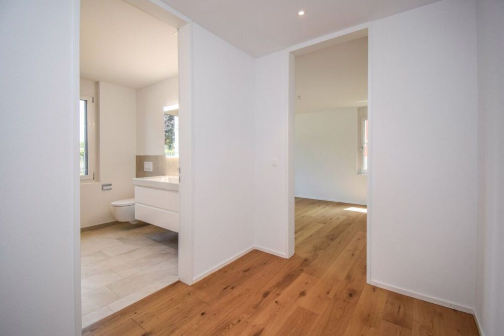 Moderne 4.5-Zimmer-Garten-Wohnung mit grosszügigem Umschwung - Ankleide