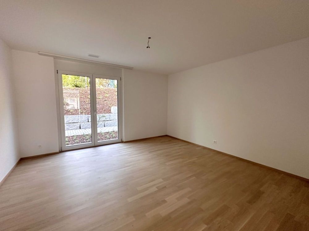 Einmalig schön ausgebaute 4.5-Zimmer-Gartenwohnung mit grossen Fenstern - Zimmer 1