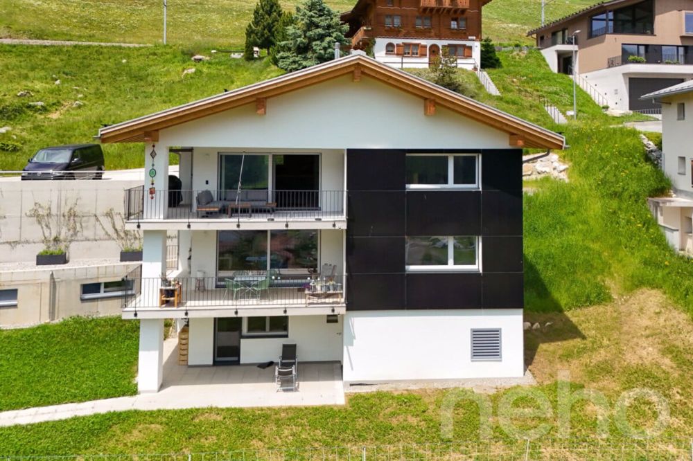 Moderne 4.5-Zimmer-Dachwohnung mit atemberaubender Aussicht in Rueras - Bild 1