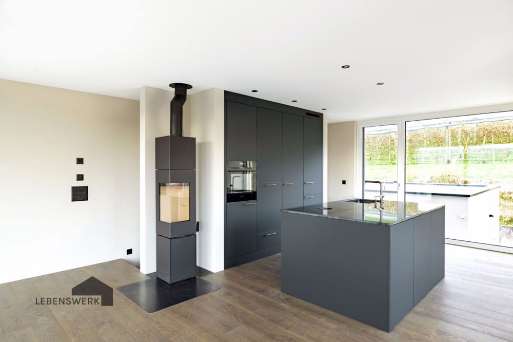 SEE YOU in Deinem neuen Zuhause. Neues Doppel EFH in Mammern - Wohn- und Essbereich mit Charme. Stimmungsvolles Cheminée und ein Ambiente zum Wohlfühlen