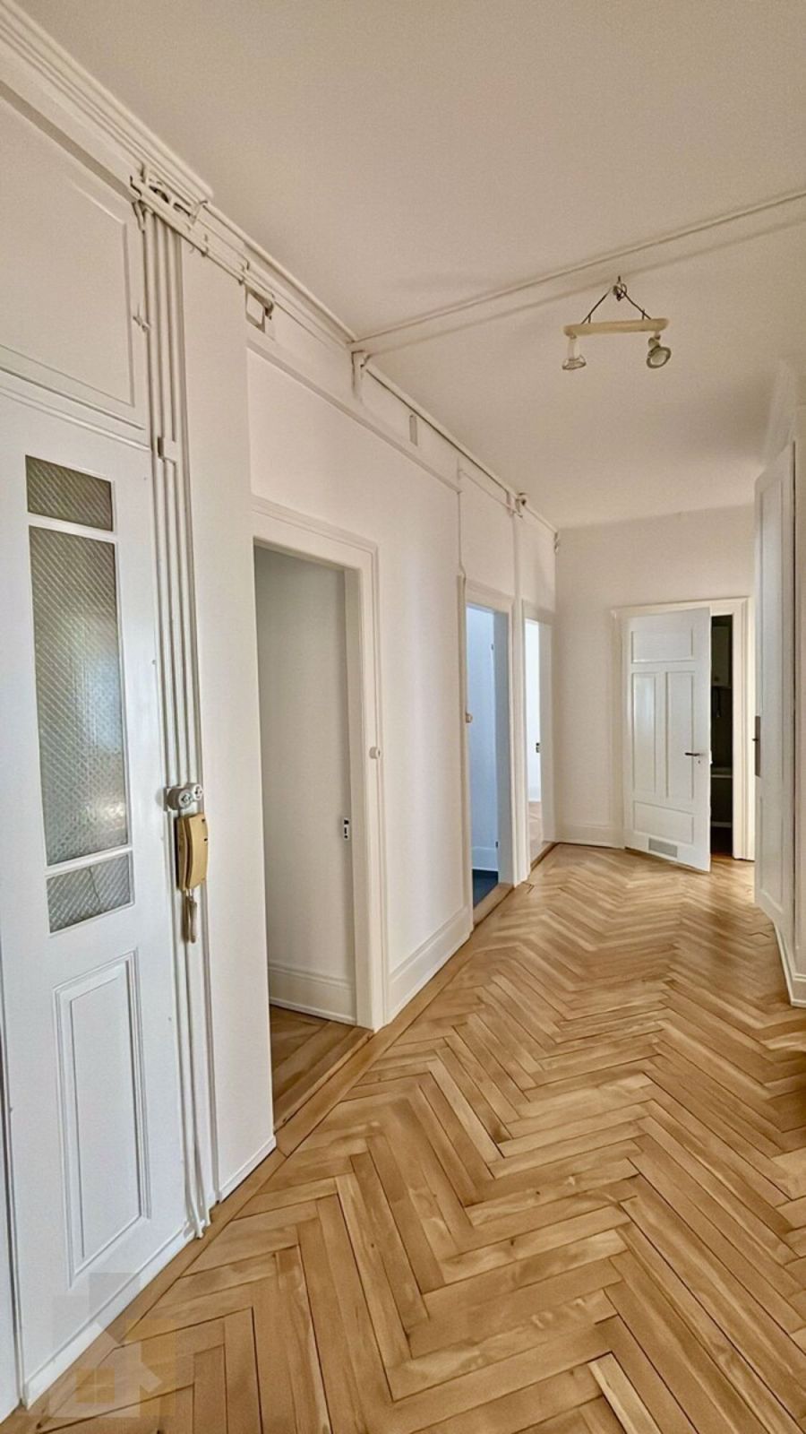 KOMPLETT RENOVIERTE ALTWOHNUNG MITTEN IM ZENTRUM AN BESTER LAGE - Gang