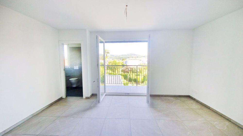 Neue 2,5-Zimmer-Wohnung mit überdachtem Balkon und freier Aussicht - Bild 3