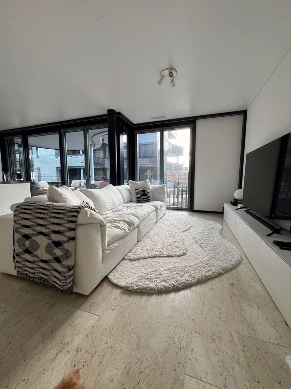 Moderne 1,5-Zimmer-Neubauwohnung direkt beim Flughafen Kloten - Wohnzimmer3.jpg
