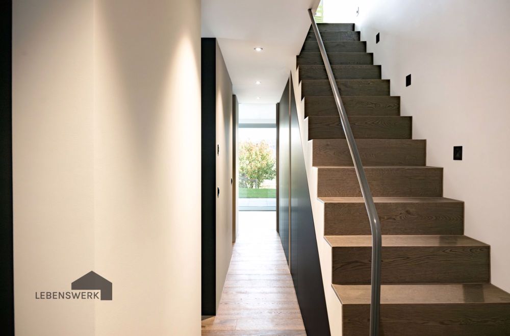 SEE YOU in Deinem neuen Zuhause. Neues Doppel EFH in Mammern - Ein stilvoller Treppenaufgang dezent mit eleganten Wandspots beleuchtet ein Highlight auf dem Weg ins Obergeschoss