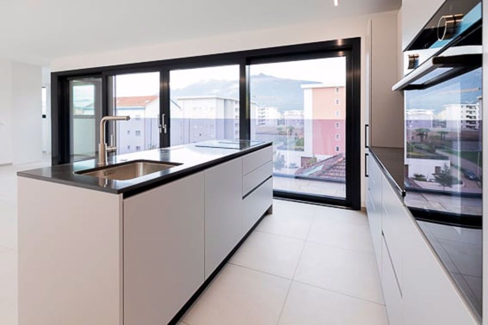 Vivi in Alto Stile: Splendido 3.5 Locali con Terrazza Panoramica a Locarno - Bild 1