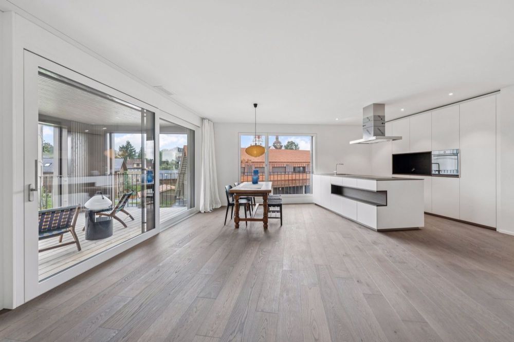 Licht. Raum. Neubeginn - Erstbezug in Beromünster - Modernes und zeitgemäss Wohnkonzept mit stilvoller Küche, raumhohen Fensterfronten und direktem Zugang zur Loggia - für ein helles und luftiges Wohngefühl.