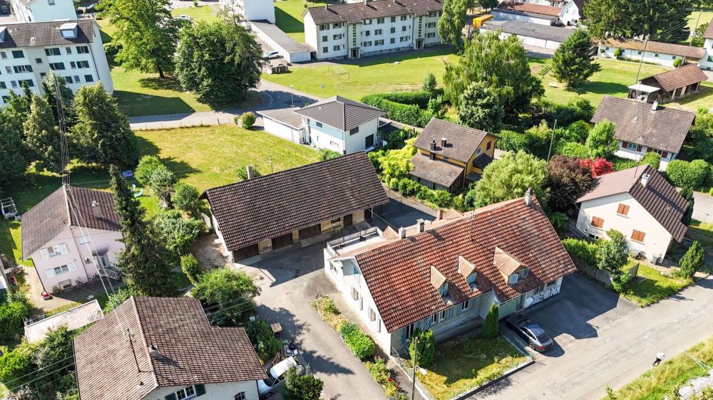 1'824 m2 Bauland mit zwei grossen, bestehenden Gebäuden - Bild 2