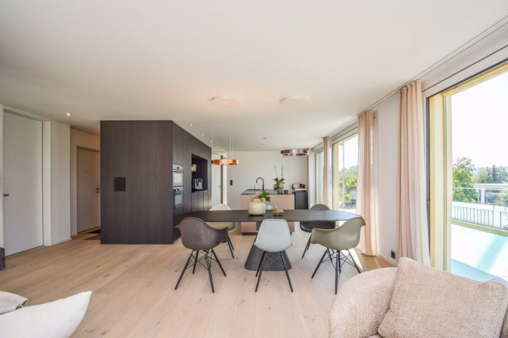 Luxuriöse 4.5-Zimmer-Attikawohnung mit idyllischem Blick ins Grüne - Essbereich mit Küche