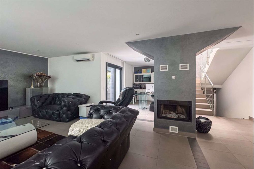 Villa moderna con piscina salina e finiture di pregio - Bild 2