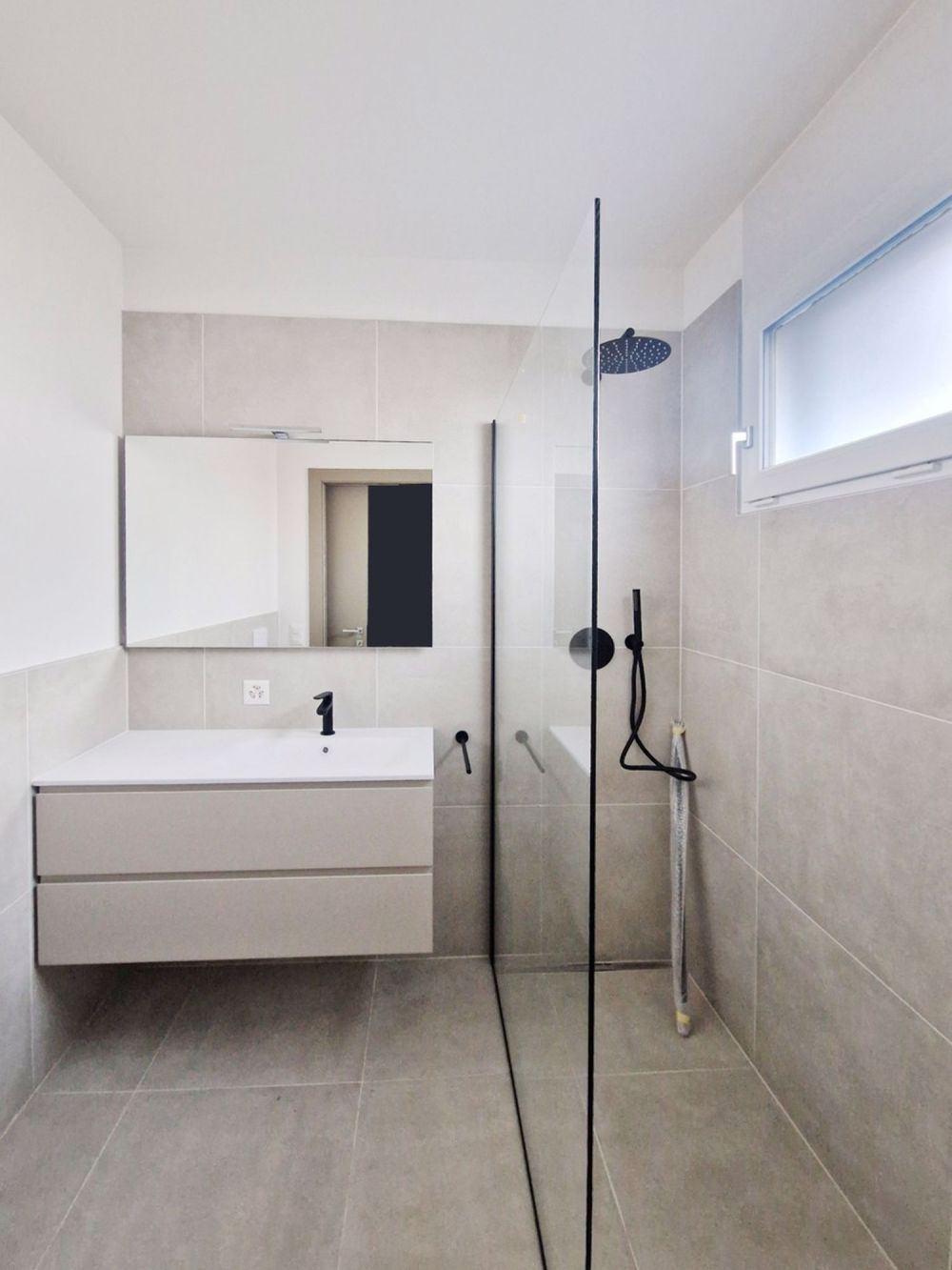 Neue moderne 3,5-Zimmer-Wohnung mit zwei überdachten Parkplätzen, sofort bezugsfertig. - Bild 7