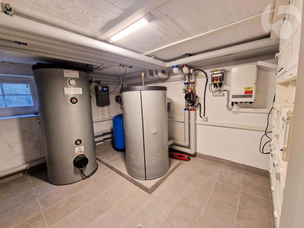 Prächtige 3,5-Zimmer-Wohnung im Erdgeschoss einer Architekten-Villa mit privatem Garten (Rasenmäher-Roboter, automatische Bewässerung) und Bahnhof LEB vor Ort. - Local technique : compteurs séparés pour eau - eau du jardin - électricité.