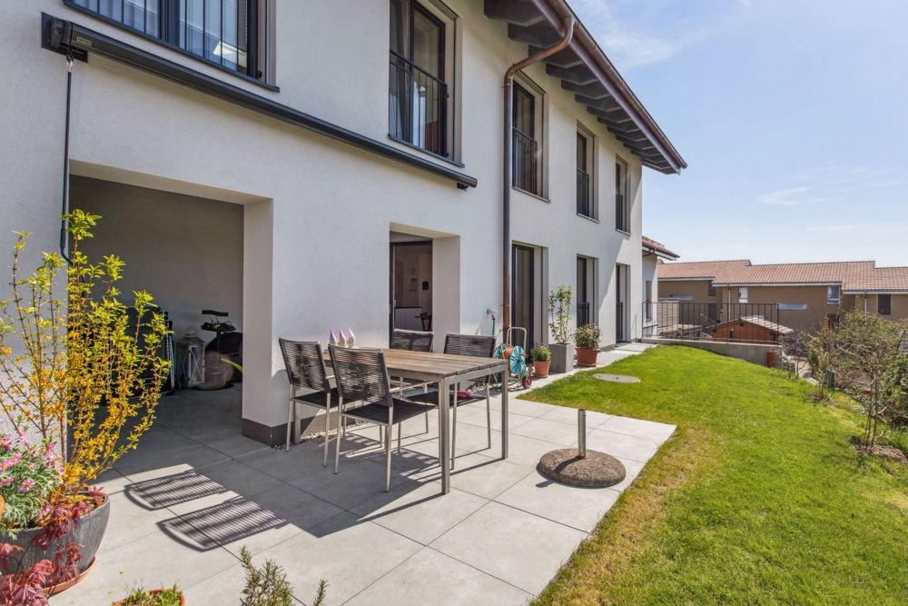 Magnifique appartement neuf avec vue imprenable sur le Jura - La terrasse et le jardin / Die Terrasse und der Garten / Terrace and garden