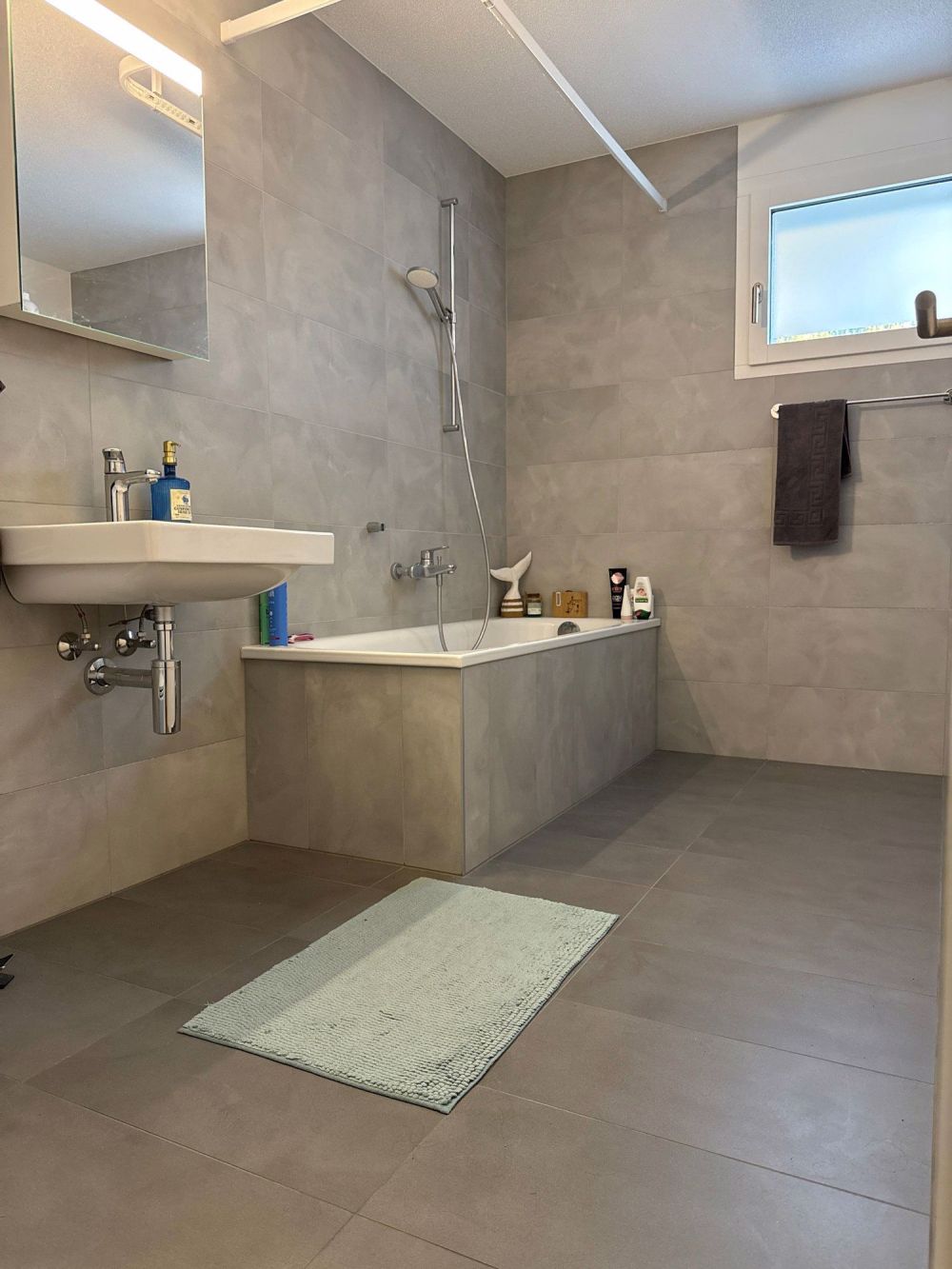 4.5-Zimmer-Gartenwohnung mit 100 m² Terrasse in Düdingen - Bild 5