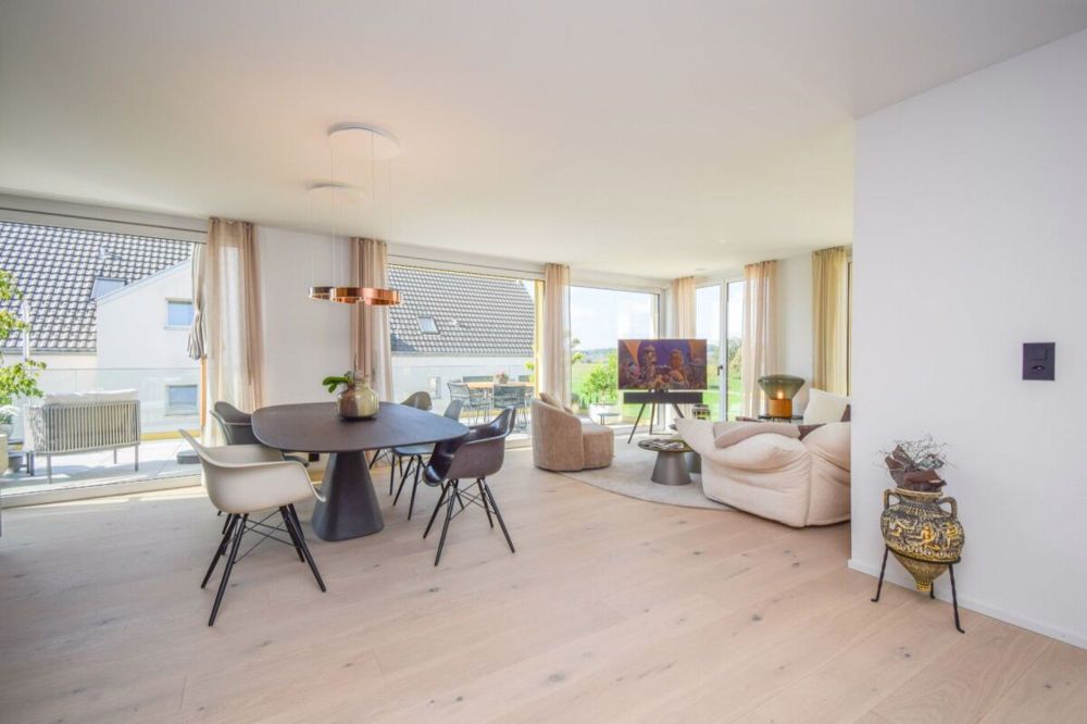 Luxuriöse 4.5-Zimmer-Attikawohnung mit idyllischem Blick ins Grüne - Wohn- und Essbereich