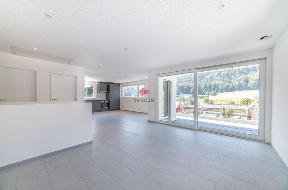 Modernes, helles Bijoux in familiärer Atmosphäre - Heller Wohn- und Essbereich