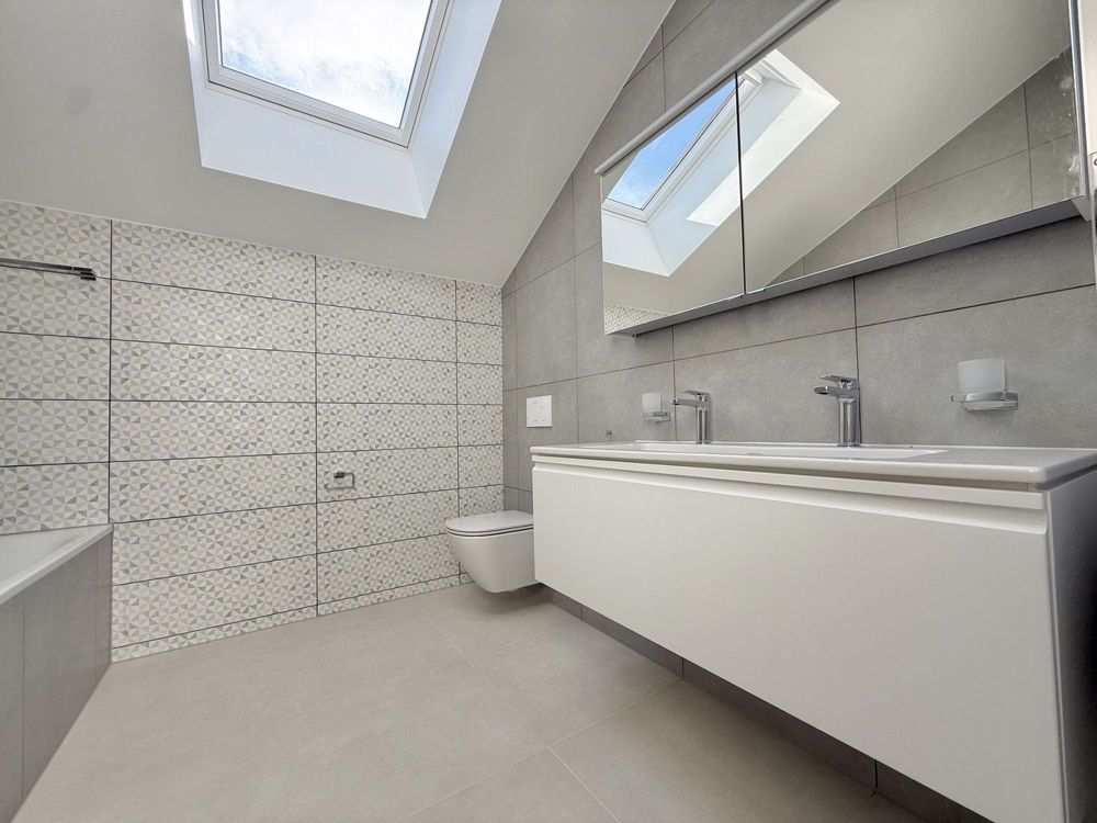 Villa neu und modern mit 2,5 unabhängigen Zimmern, grüner Umgebung - 1er étage: salle de bain