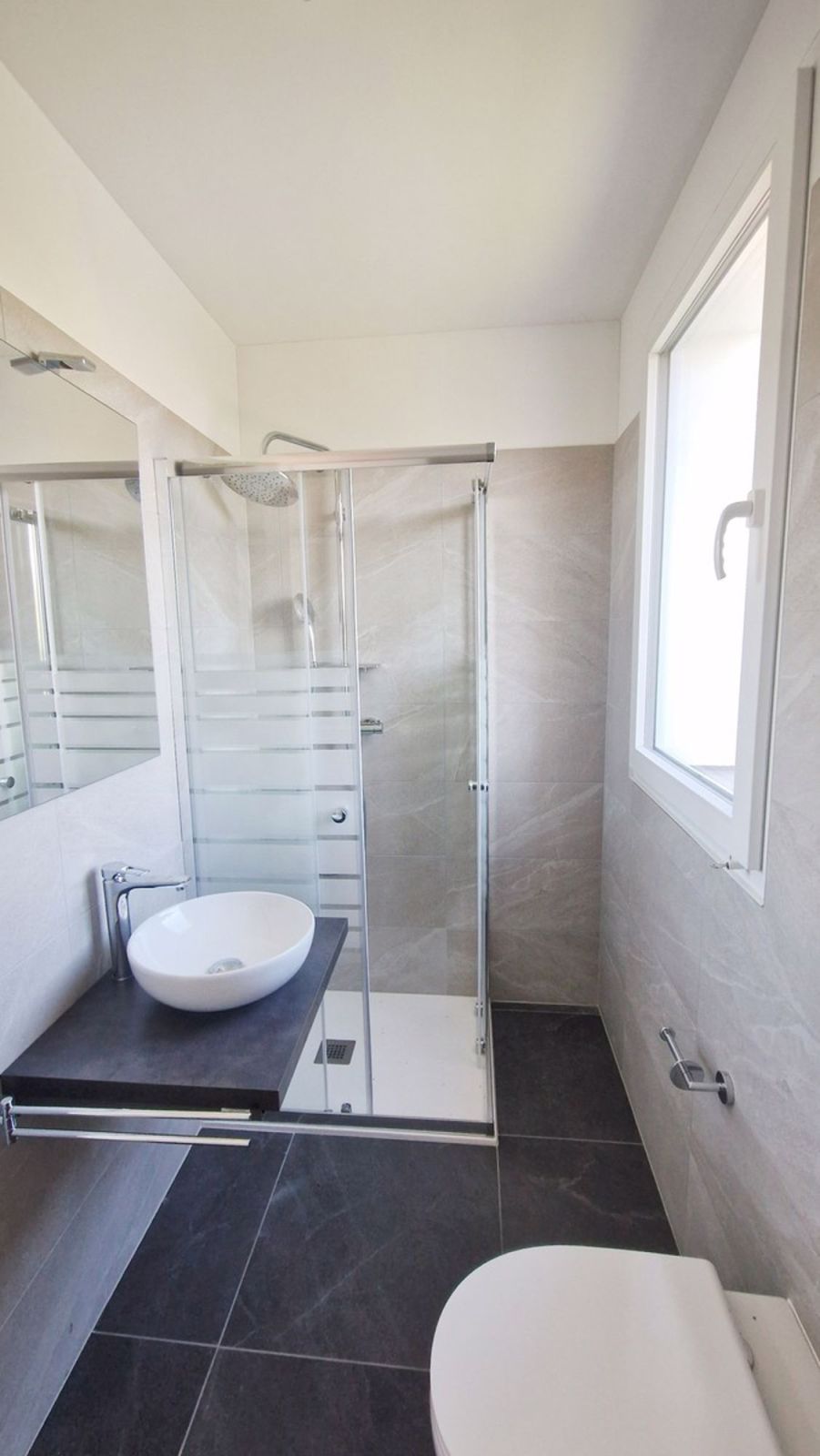 Neue 2,5-Zimmer-Wohnung mit überdachtem Balkon und freier Aussicht - Bild 7