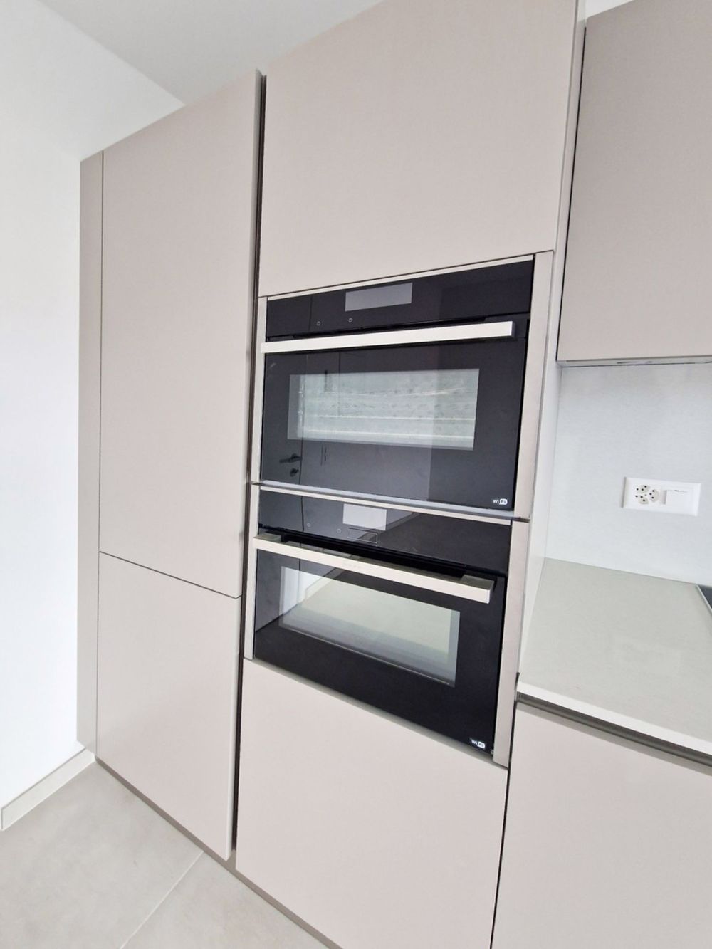 Neue moderne 3,5-Zimmer-Wohnung mit zwei überdachten Parkplätzen, sofort bezugsfertig. - Bild 3