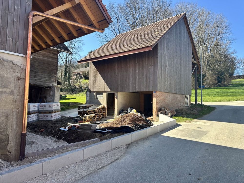 EXKLUSIV! Neue Wohnungen mit hohem Standard zu attraktiven Preisen / Morens / FR - Bâtiment à l'arrière local de chauffage au rez + grand galetas au 1er étage