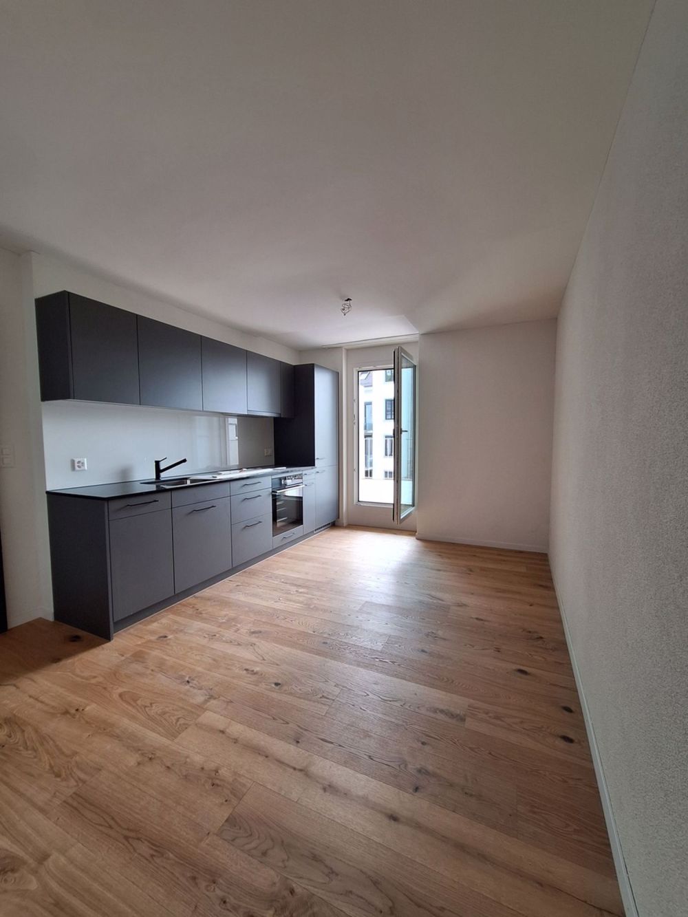 Moderne 3 Zi-Wohnung mit 19m2 Terrasse / Erstbezug nach Sanierung - Küche/Essbereich