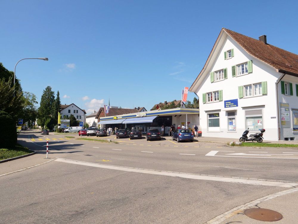 4 1/2-ZIMMER WOHNUNG MIT SICHT IN DIE FERNE UND AUF DIE BERGE, SONNIG, RUHIG, MITTEN IM DORF - Bild 12