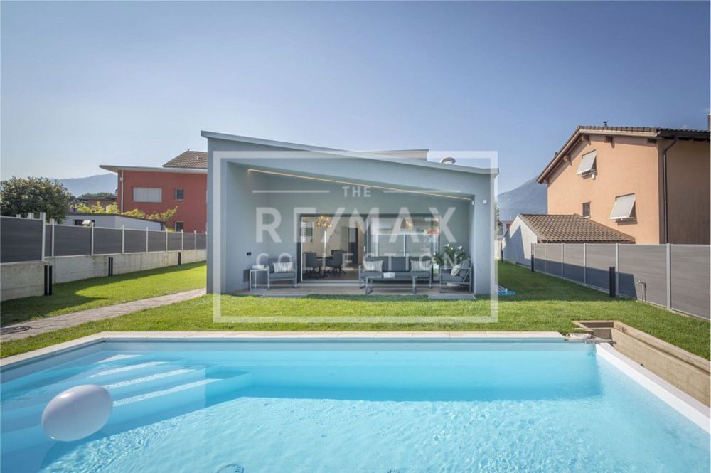 Villa moderna con piscina - Bild 1