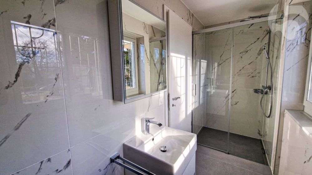 Prächtige 3,5-Zimmer-Wohnung im Erdgeschoss einer Architekten-Villa mit privatem Garten (Rasenmäher-Roboter, automatische Bewässerung) und Bahnhof LEB vor Ort. - Salle d'eau avec douche à l'italienne