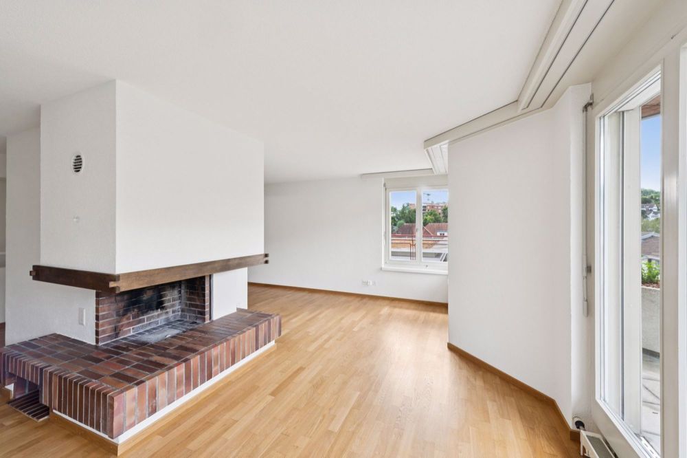 Traumhafte und sanierte Attika-Maisonettewohnungen - Erstvermietung - Wohnzimmer mit Cheminée