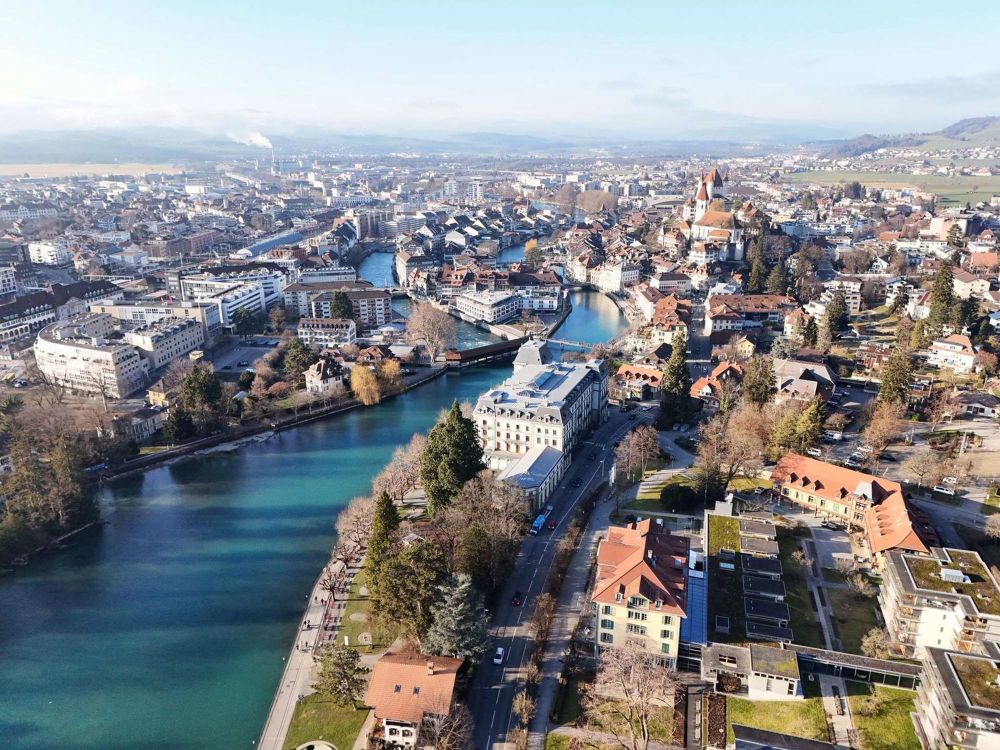 Neue 2 Zi.-Seniorenwohnung in Thun zu verkaufen, Nr.22 im Gartengeschoss - Drohnenbild mit Sicht auf die Stadt Thun