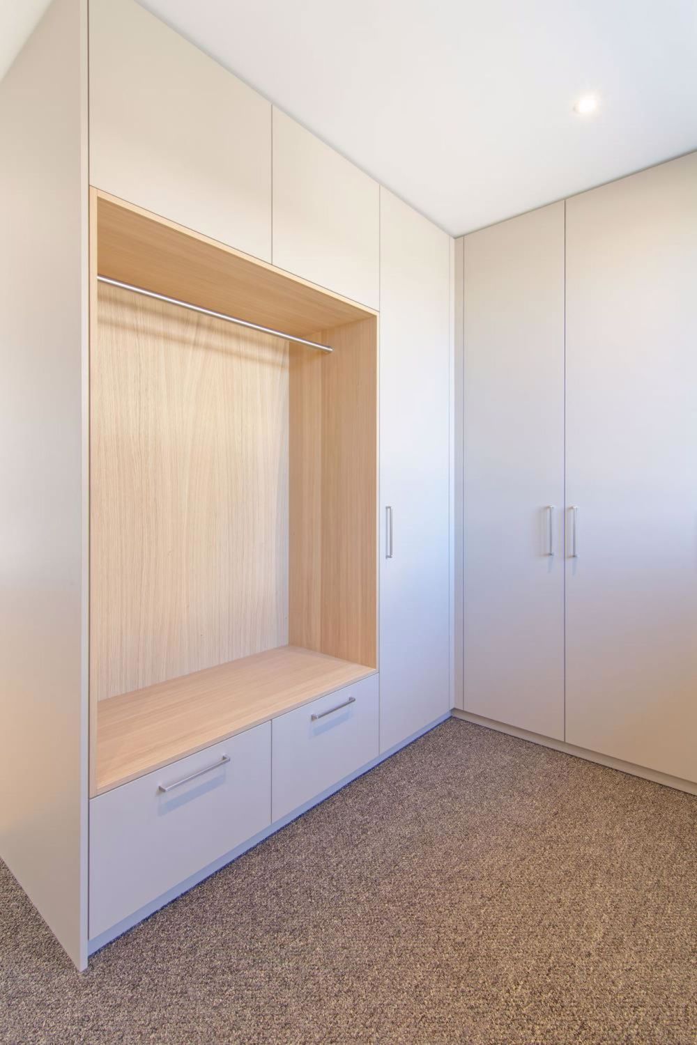 Neues exklusives 6 - 7.5-Zimmer Doppeleinfamilienhaus - Eingang mit Garderobe