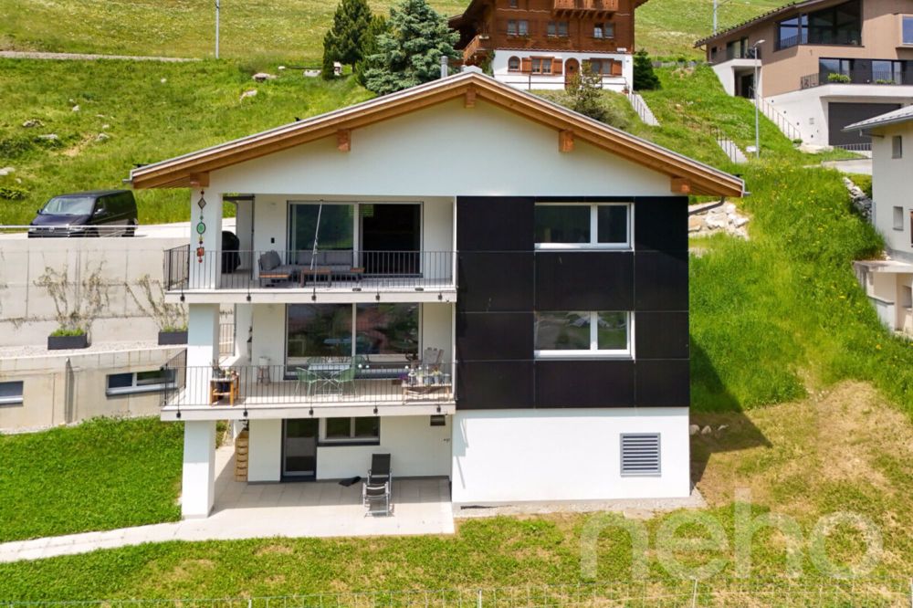 Moderne 3.5-Zimmer-Dachwohnung mit atemberaubender Aussicht in Rueras - Bild 2
