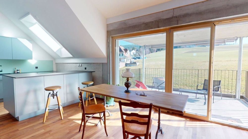 Grosszügige, ruhige, moderne und sonnige Dachwohnung - Essbereich mit Küche