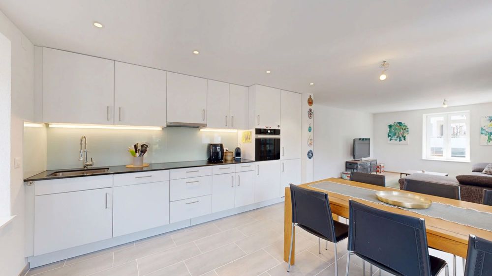 Moderne 3.5-Zimmer-Wohnung mit Balkon und Aussenparkplatz - Küche / Essen